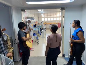 Coral Anjos da Música visitam pacientes e acompanhantes no Hospital Geral de Nova Iguaçu e da Maternidade Mariana Bulhões