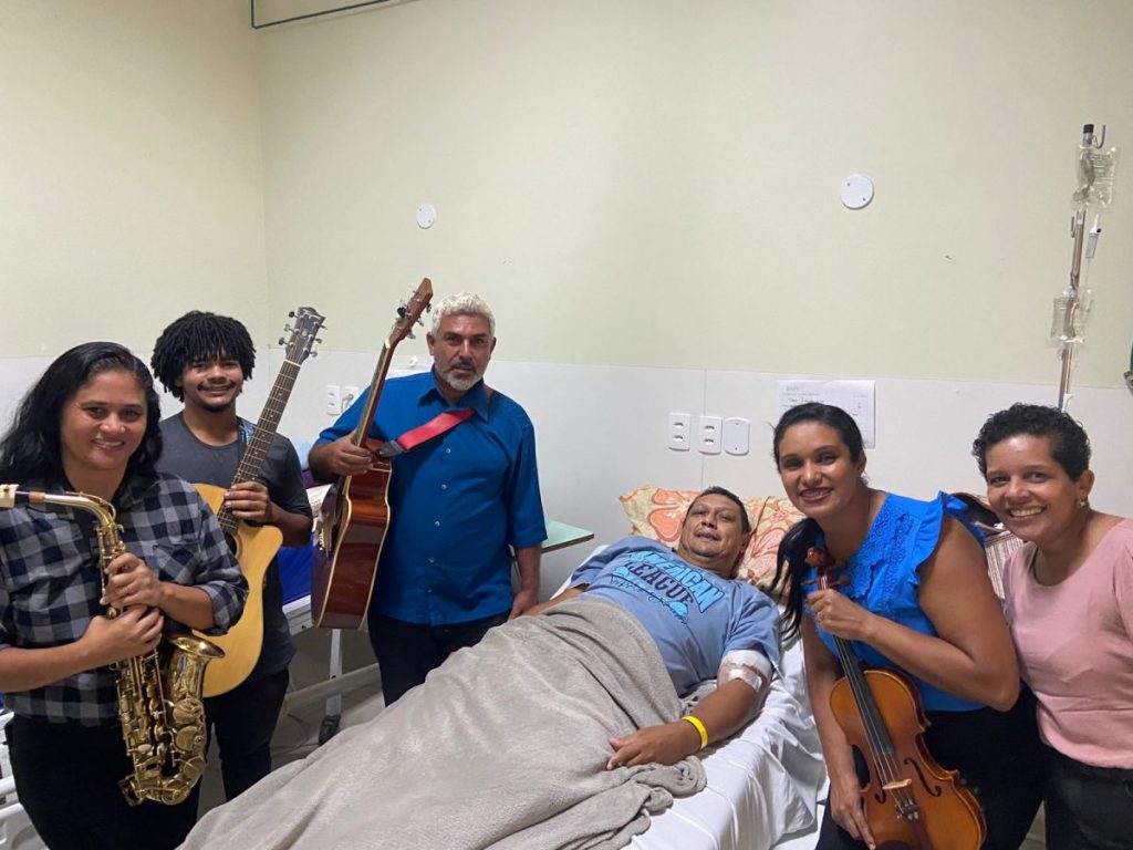 Coral Anjos da Música visitam pacientes e acompanhantes no Hospital Geral de Nova Iguaçu e da Maternidade Mariana Bulhões