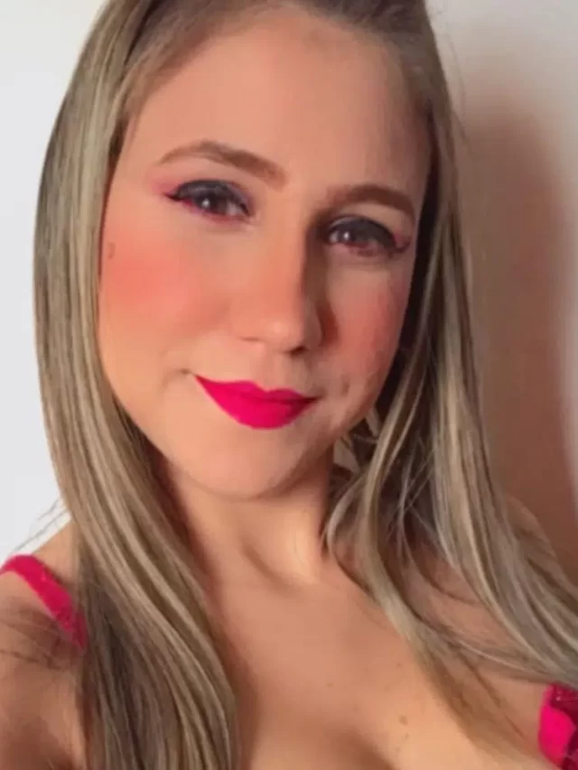 Juliana Combat a cantora que leva arte e alegria nos vagões do trem