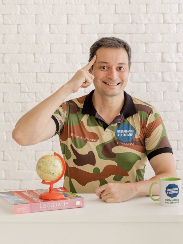 O professor Júlio Paulos de geografia desenvolve um curso preparatório para concursos públicos para ESFCEX, ESA e ESPCEX.