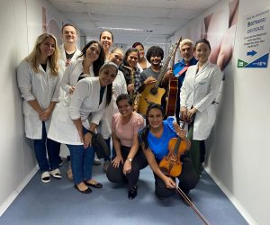 Coral Anjos da Música visitam pacientes e acompanhantes no Hospital Geral de Nova Iguaçu e da Maternidade Mariana Bulhões