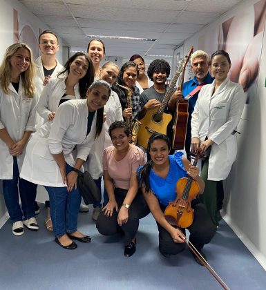 Coral Anjos da Música visitam pacientes e acompanhantes no Hospital Geral de Nova Iguaçu e da Maternidade Mariana Bulhões