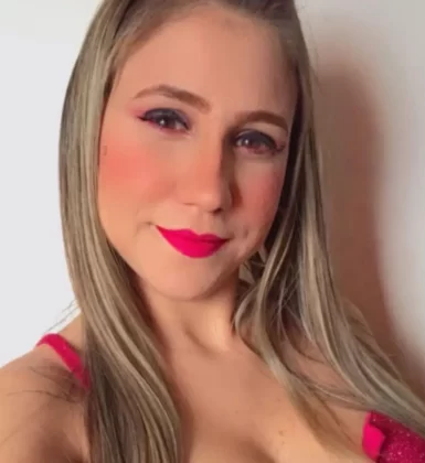 Juliana Combat a cantora que leva arte e alegria nos vagões do trem