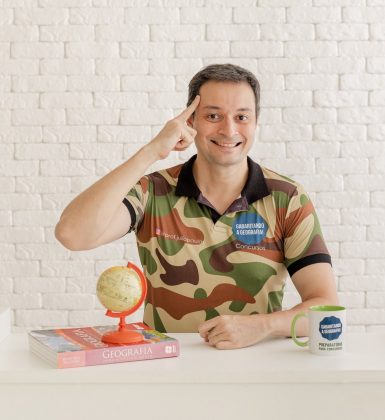 O professor Júlio Paulos de geografia desenvolve um curso preparatório para concursos públicos para ESFCEX, ESA e ESPCEX.